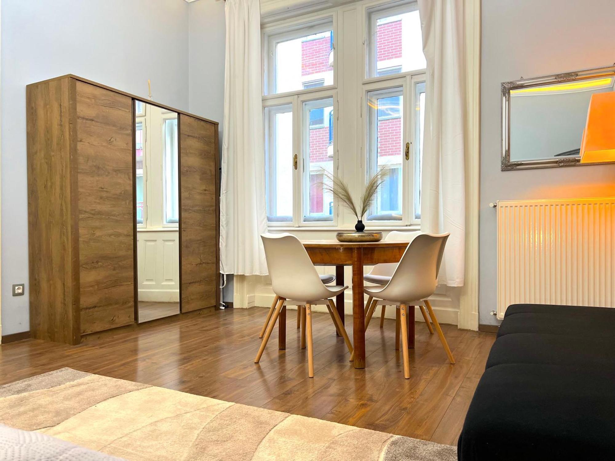 V6 Apartment By Small Home Budapest — Photos 3